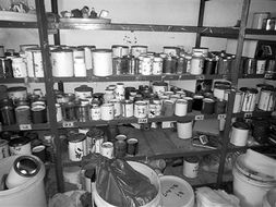 無證化工廠藏身山坳祠堂，約5噸危化品被查獲